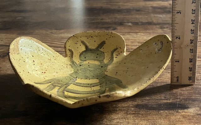 Bee dish